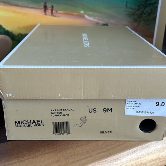 ๐ฅ๐๐๐ MKORS ๐๐ฉ๐๐ซ๐ค๐ฅ๐
Ava Glitter Mid Sandal Retail $110 - Picture 6 of 7